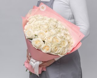 Букет из 35 белых роз 35-40 см (Россия) в дизайнерской упаковке  small - 2