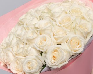 Букет из 35 белых роз 35-40 см (Россия) в дизайнерской упаковке  small - 4