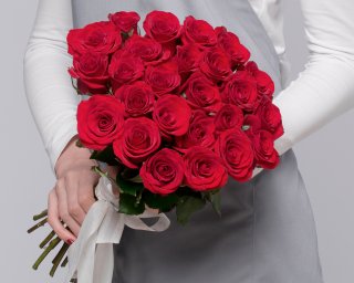 Букет из 25 красных роз 35-40 см (Россия) под атласную ленту  small - 2