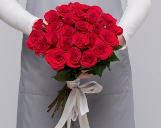 Букет из 25 красных роз 35-40 см (Россия) под атласную ленту  small - 3