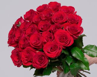 Букет из 25 красных роз 35-40 см (Россия) под атласную ленту  small - 4