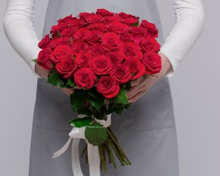 Букет из 35 красных роз 35-40 см (Россия) под атласную ленту  small - 3