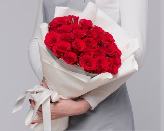 Букет из 25 красных роз 35-40 см (Россия) в стильной упаковке  small - 2