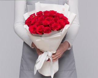 Букет из 25 красных роз 35-40 см (Россия) в стильной упаковке  small - 3