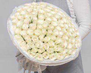 Букет из 101 белой розы 35-40 см (Кения) в стильной упаковке  small - 2