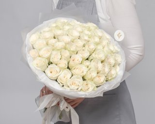 Букет из 51 белых роз 35-40 см (Кения) в стильной упаковке  small - 2