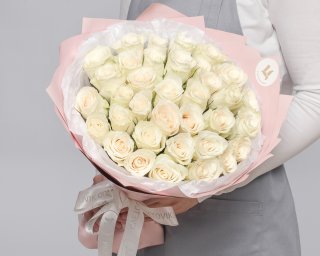 Букет из 35 белых роз 35-40 см (Кения) в стильной упаковке  small - 2