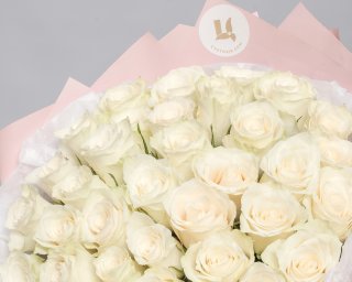 Букет из 35 белых роз 35-40 см (Кения) в стильной упаковке  small - 3