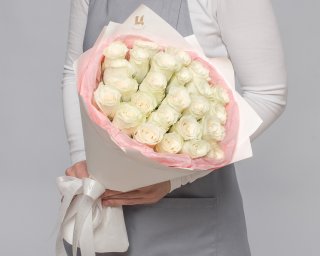 Букет из 25 белой розы 35-40 см (Кения) в дизайнерской упаковке  small - 2