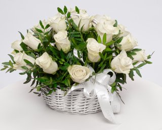 Корзина цветов из белых роз (Кения) 35-40 см с зеленью   25 шт на фото small - 2