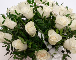 Корзина цветов из белых роз (Кения) 35-40 см с зеленью   25 шт на фото small - 3