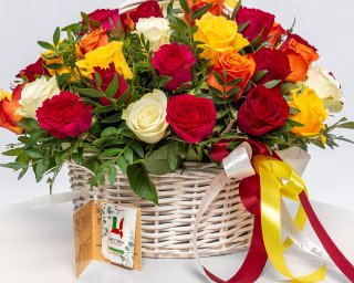 Корзина цветов из роз (Кения) микс 35-40 см с зеленью   25 шт small - 2