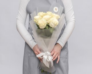 Букет из 7 белых роз премиум 40-50 см (Эквадор) в стильной упаковке  small - 3