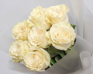 Букет из 7 белых роз премиум 40-50 см (Эквадор) в стильной упаковке  small - 4