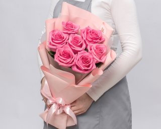 Букет из 7 розовых роз премиум 40-50 см (Эквадор) в стильной упаковке  small - 2
