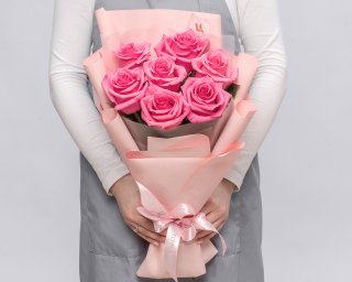 Букет из 7 розовых роз премиум 40-50 см (Эквадор) в стильной упаковке  small - 3