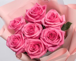 Букет из 7 розовых роз премиум 40-50 см (Эквадор) в стильной упаковке  small - 4