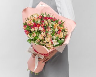 Букет из 35 альстромерий нежный микс в стильной упаковке  small - 2