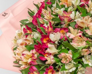 Букет из 35 альстромерий нежный микс в стильной упаковке  small - 4