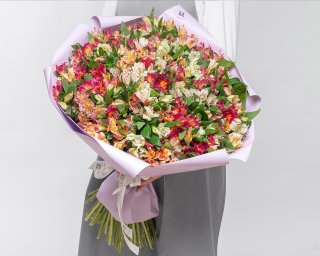 Букет из 101 альстромерии нежный микс в стильной упаковке  small - 2