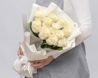 Букет из 11 белых роз премиум 40-50 см (Эквадор) в стильной упаковке  small - 2