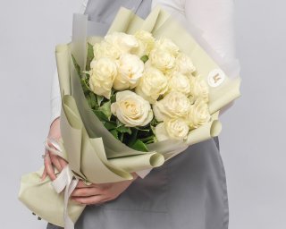 Букет из 15 белых роз 40-50 см (Эквадор) в стильной упаковке  small - 2