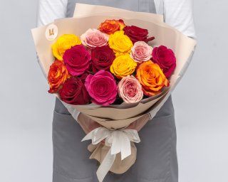 Букет из 15 роз яркий микс премиум 40-50 см (Эквадор) в стильной упаковке  small - 3