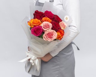 Букет из 11 роз яркий микс 40-50 см (Эквадор) в стильной упаковке  small - 2