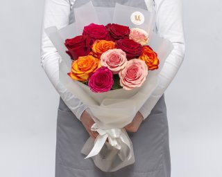 Букет из 11 роз яркий микс 40-50 см (Эквадор) в стильной упаковке  small - 3
