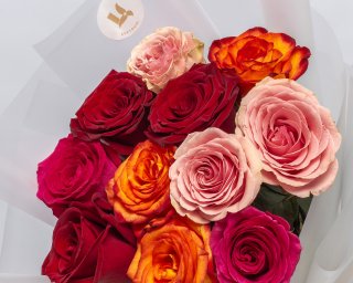 Букет из 11 роз яркий микс 40-50 см (Эквадор) в стильной упаковке  small - 4