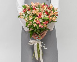 Букет из 25 альстромерий нежный микс под ленту  small - 2