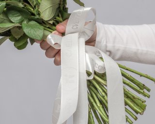 Букет из 35 белых роз 35-40 см (Кения) под атласную ленту  small - 4