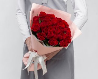 Букет из 25 красных роз 35-40 см (Кения) в стильной упаковке  small - 2