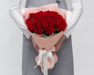 Букет из 25 красных роз 35-40 см (Кения) в стильной упаковке  small - 3