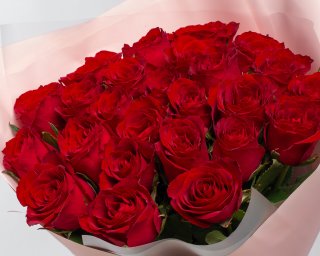 Букет из 25 красных роз 35-40 см (Кения) в стильной упаковке  small - 4