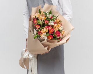 Букет из 9 альстромерий нежный микс в упаковке  small - 2