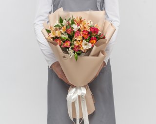 Букет из 9 альстромерий нежный микс в упаковке  small - 3