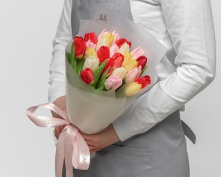 Букет из 25 тюльпанов стандарт микс в стильной упаковке  small - 2
