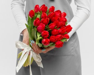 Букет из 25 красных тюльпанов стандарт под ленту  small - 2