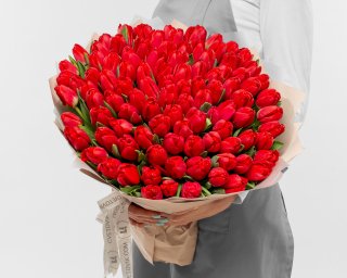 Букет из 101 красного тюльпана стандарт в стильной упаковке  small - 2