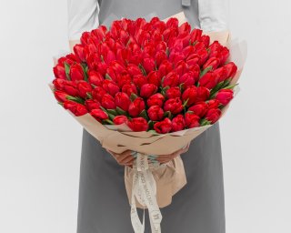 Букет из 101 красного тюльпана стандарт в стильной упаковке  small - 3