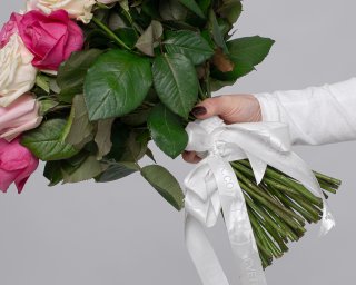 Букет из 51 розы светлый микс 35-40 см  (Россия) под атласную ленту  small - 4