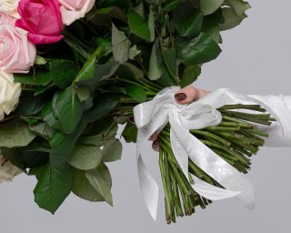 Букет из 101 розы нежный микс 35-40 см (Россия) под ленту  small - 4