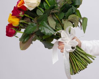 Букет из 51 розы яркий микс 35-40 см (Россия) под атласную ленту  small - 4