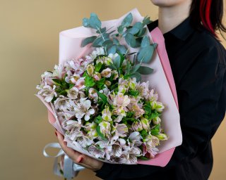 Букет из 15 альстромерий нежный микс с эвкалиптом  small - 1