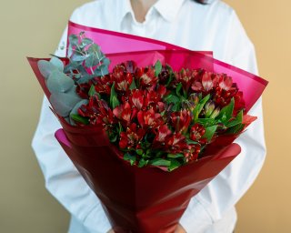 Букет из 15 красных альстромерий с эвкалиптом  small - 1