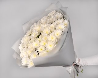 Букет из 11 белых кустовых хризантем в стильной упаковке  small - 1