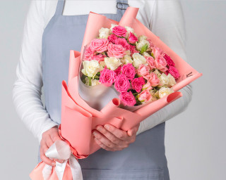 Букет из 11 кустовых роз микс 40 см (Кения) в стильной упаковке small - 1