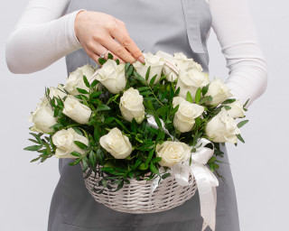 Корзина цветов из белых роз (Кения) 35-40 см с зеленью   25 шт на фото small - 1