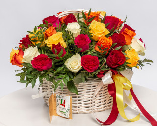 Корзина цветов из роз (Кения) микс 35-40 см с зеленью   25 шт small - 1